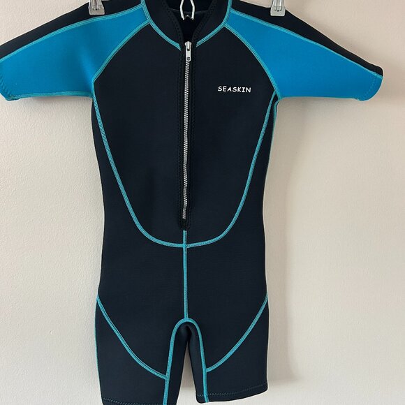 Description: 🌊 Seaskin Kids’ Shorty Wetsuit – Size 6 🖤 Black with blue panels - Picture 1 of 3